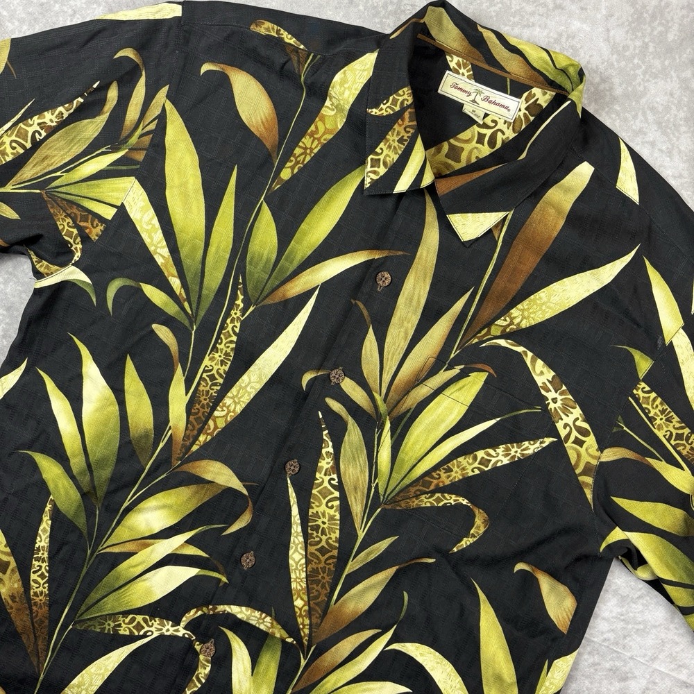 Tommy Bahama Button Down Shirt Mens M 100% Silk Black‎ Floral Camp Hawaiian